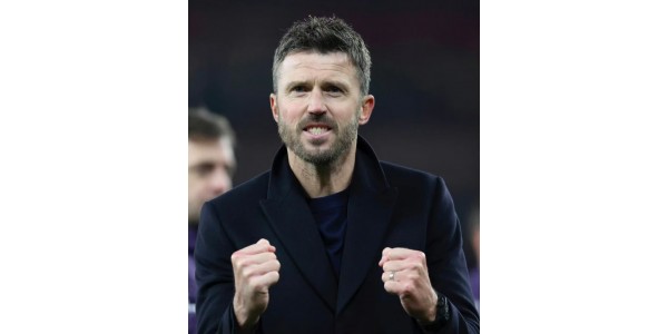 El Manchester United cambia de entrenador y avanza